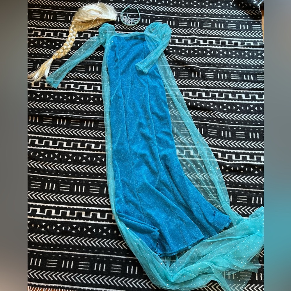 Women’s Elsa Frozen Halloween Costume with Crown and Wig. XS.